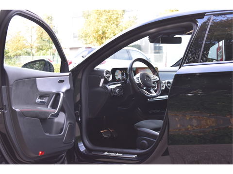 Mercedes-Benz A-Klasse 200 Business Solution AMG Night 163pk | Pano.dak | Camera | Sfeerverlichting | Virtual cockpit | Carplay | Stoelverwarming | Dodehoekdetectie