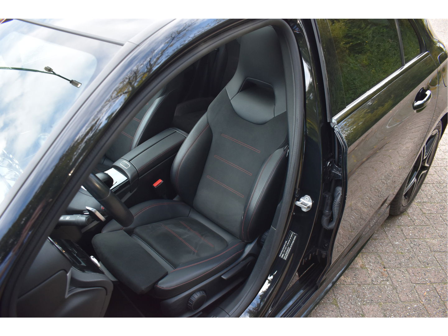 Mercedes-Benz A-Klasse 200 Business Solution AMG Night 163pk | Pano.dak | Camera | Sfeerverlichting | Virtual cockpit | Carplay | Stoelverwarming | Dodehoekdetectie