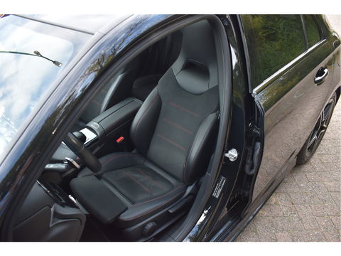 Mercedes-Benz A-Klasse 200 Business Solution AMG Night 163pk | Pano.dak | Camera | Sfeerverlichting | Virtual cockpit | Carplay | Stoelverwarming | Dodehoekdetectie