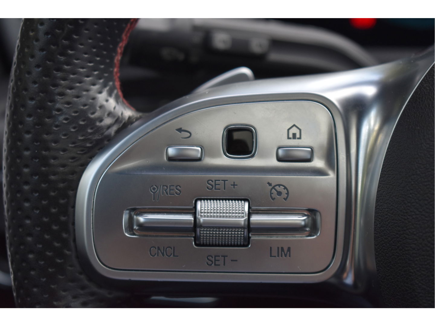 Mercedes-Benz A-Klasse 200 Business Solution AMG Night 163pk | Pano.dak | Camera | Sfeerverlichting | Virtual cockpit | Carplay | Stoelverwarming | Dodehoekdetectie
