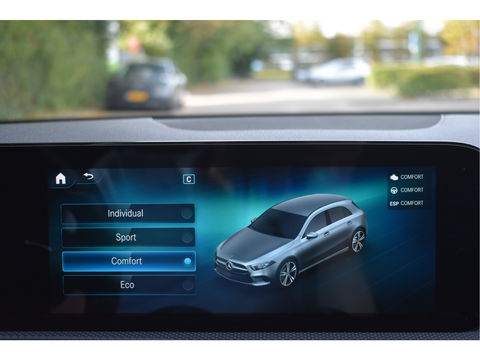 Mercedes-Benz A-Klasse 200 Business Solution AMG Night 163pk | Pano.dak | Camera | Sfeerverlichting | Virtual cockpit | Carplay | Stoelverwarming | Dodehoekdetectie