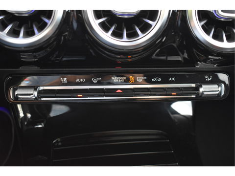 Mercedes-Benz A-Klasse 200 Business Solution AMG Night 163pk | Pano.dak | Camera | Sfeerverlichting | Virtual cockpit | Carplay | Stoelverwarming | Dodehoekdetectie