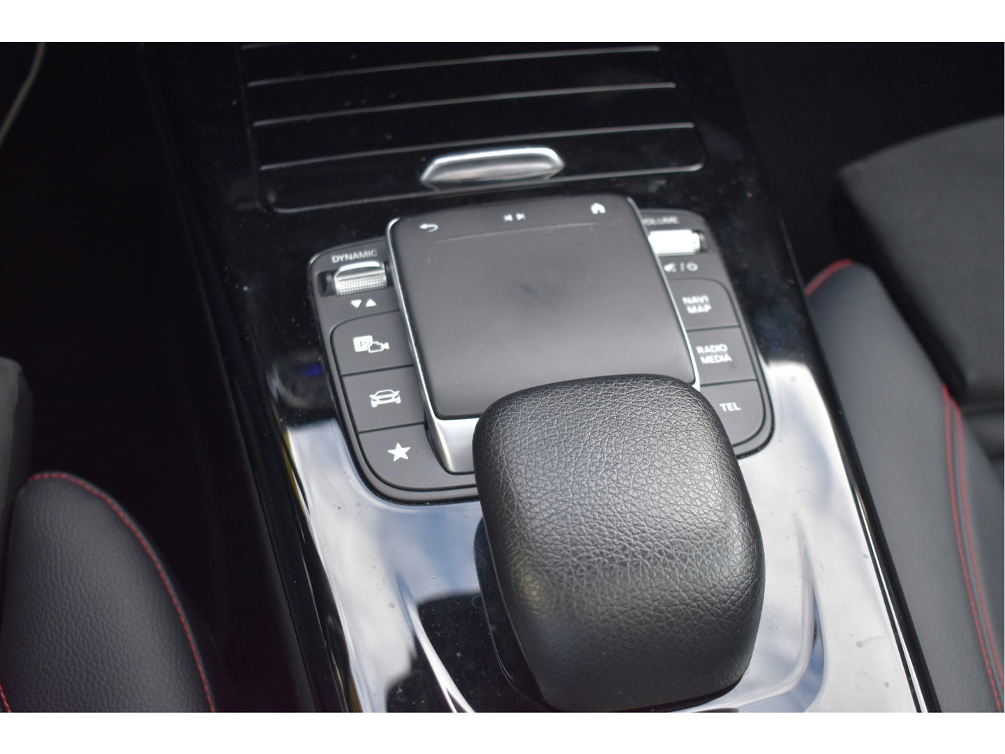 Mercedes-Benz A-Klasse 200 Business Solution AMG Night 163pk | Pano.dak | Camera | Sfeerverlichting | Virtual cockpit | Carplay | Stoelverwarming | Dodehoekdetectie