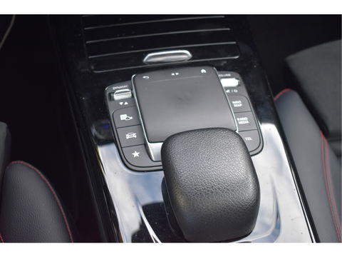 Mercedes-Benz A-Klasse 200 Business Solution AMG Night 163pk | Pano.dak | Camera | Sfeerverlichting | Virtual cockpit | Carplay | Stoelverwarming | Dodehoekdetectie