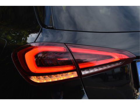 Mercedes-Benz A-Klasse 200 Business Solution AMG Night 163pk | Pano.dak | Camera | Sfeerverlichting | Virtual cockpit | Carplay | Stoelverwarming | Dodehoekdetectie