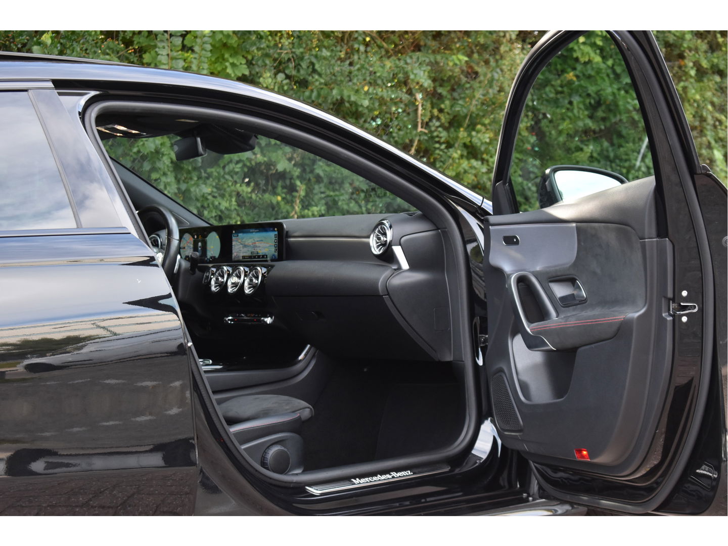 Mercedes-Benz A-Klasse 200 Business Solution AMG Night 163pk | Pano.dak | Camera | Sfeerverlichting | Virtual cockpit | Carplay | Stoelverwarming | Dodehoekdetectie