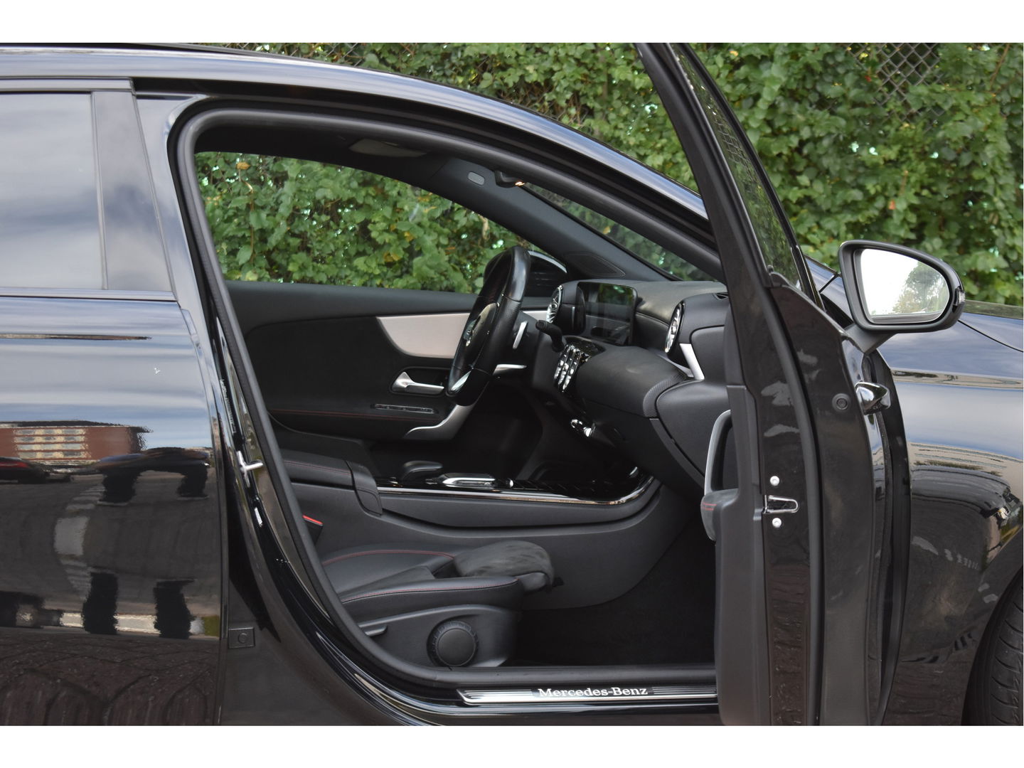 Mercedes-Benz A-Klasse 200 Business Solution AMG Night 163pk | Pano.dak | Camera | Sfeerverlichting | Virtual cockpit | Carplay | Stoelverwarming | Dodehoekdetectie