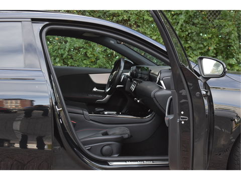 Mercedes-Benz A-Klasse 200 Business Solution AMG Night 163pk | Pano.dak | Camera | Sfeerverlichting | Virtual cockpit | Carplay | Stoelverwarming | Dodehoekdetectie