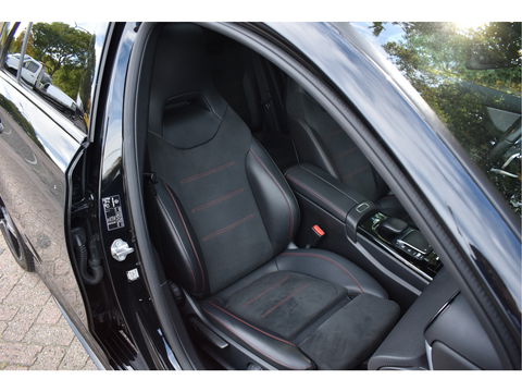Mercedes-Benz A-Klasse 200 Business Solution AMG Night 163pk | Pano.dak | Camera | Sfeerverlichting | Virtual cockpit | Carplay | Stoelverwarming | Dodehoekdetectie
