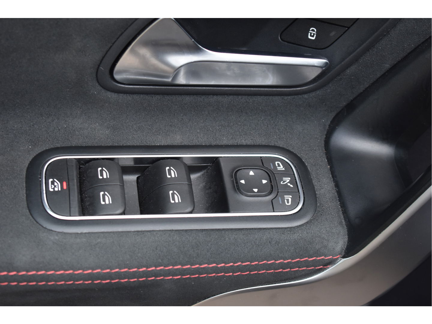 Mercedes-Benz A-Klasse 200 Business Solution AMG Night 163pk | Pano.dak | Camera | Sfeerverlichting | Virtual cockpit | Carplay | Stoelverwarming | Dodehoekdetectie
