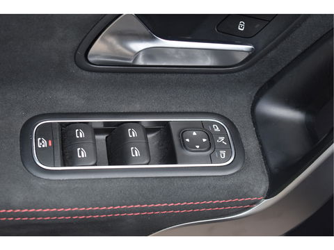Mercedes-Benz A-Klasse 200 Business Solution AMG Night 163pk | Pano.dak | Camera | Sfeerverlichting | Virtual cockpit | Carplay | Stoelverwarming | Dodehoekdetectie