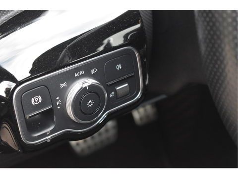 Mercedes-Benz A-Klasse 200 Business Solution AMG Night 163pk | Pano.dak | Camera | Sfeerverlichting | Virtual cockpit | Carplay | Stoelverwarming | Dodehoekdetectie