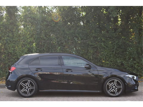 Mercedes-Benz A-Klasse 200 Business Solution AMG Night 163pk | Pano.dak | Camera | Sfeerverlichting | Virtual cockpit | Carplay | Stoelverwarming | Dodehoekdetectie