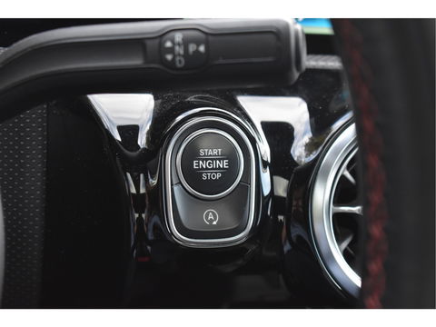 Mercedes-Benz A-Klasse 200 Business Solution AMG Night 163pk | Pano.dak | Camera | Sfeerverlichting | Virtual cockpit | Carplay | Stoelverwarming | Dodehoekdetectie