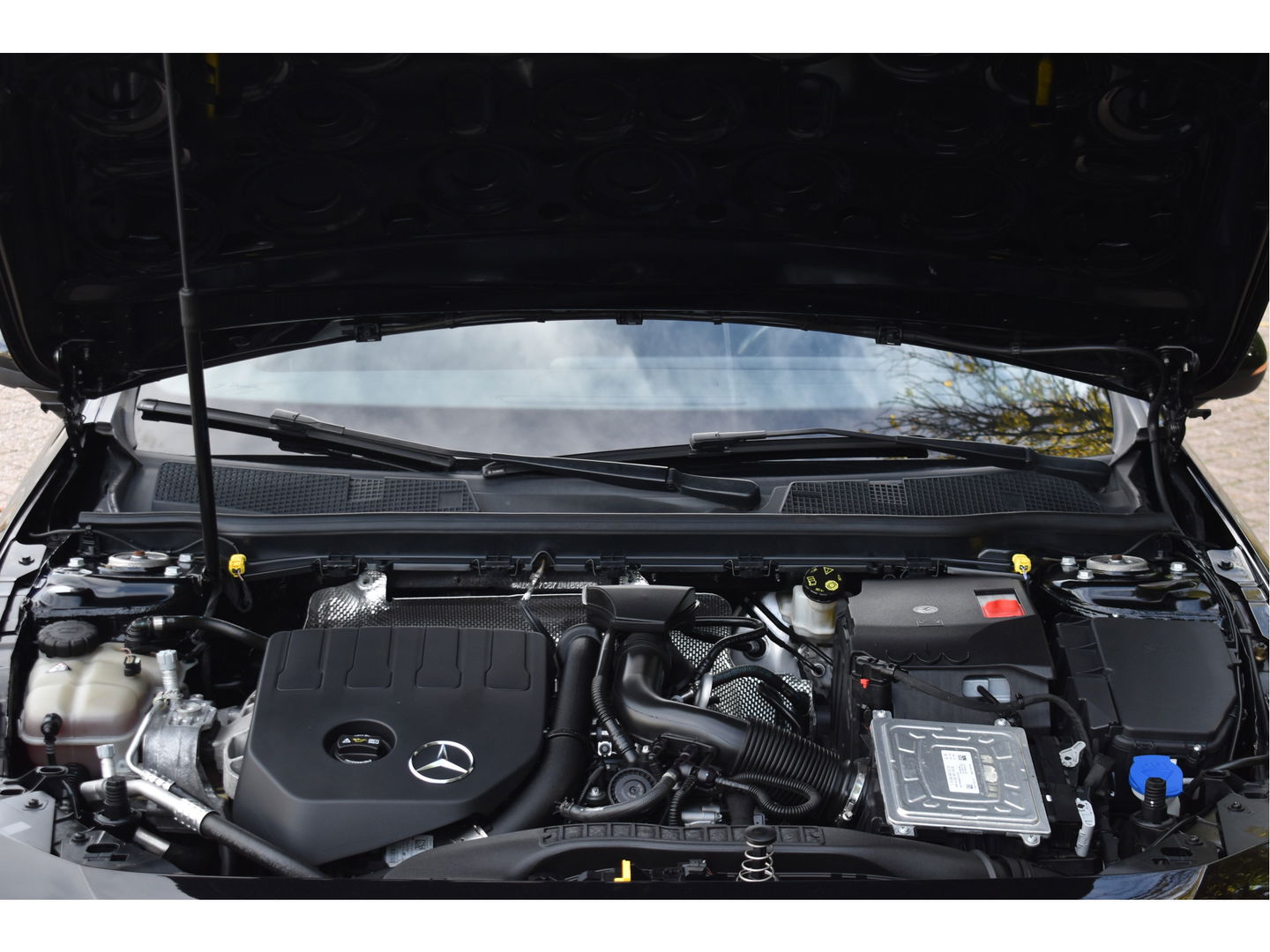 Mercedes-Benz A-Klasse 200 Business Solution AMG Night 163pk | Pano.dak | Camera | Sfeerverlichting | Virtual cockpit | Carplay | Stoelverwarming | Dodehoekdetectie