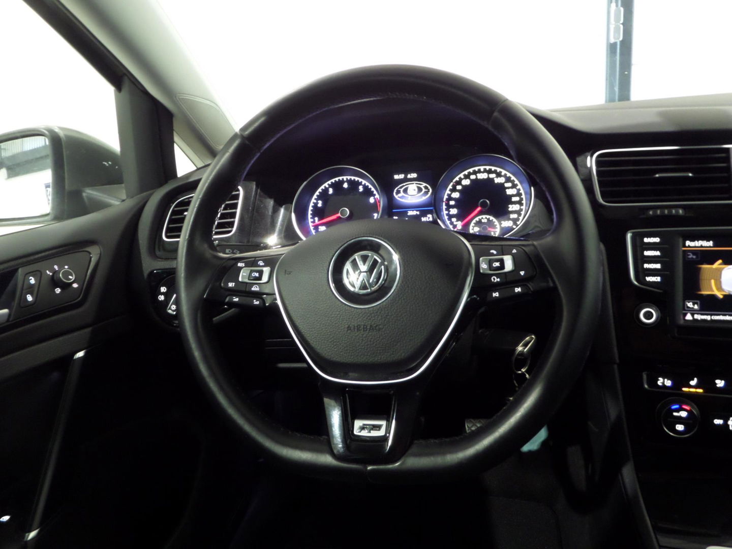 Volkswagen GOLF Variant 1.2 TSI Business Edition Connected R-Line "Origineel NL!" 1e eigenaar! Xenon-LED Apple-Carplay Trekhaak