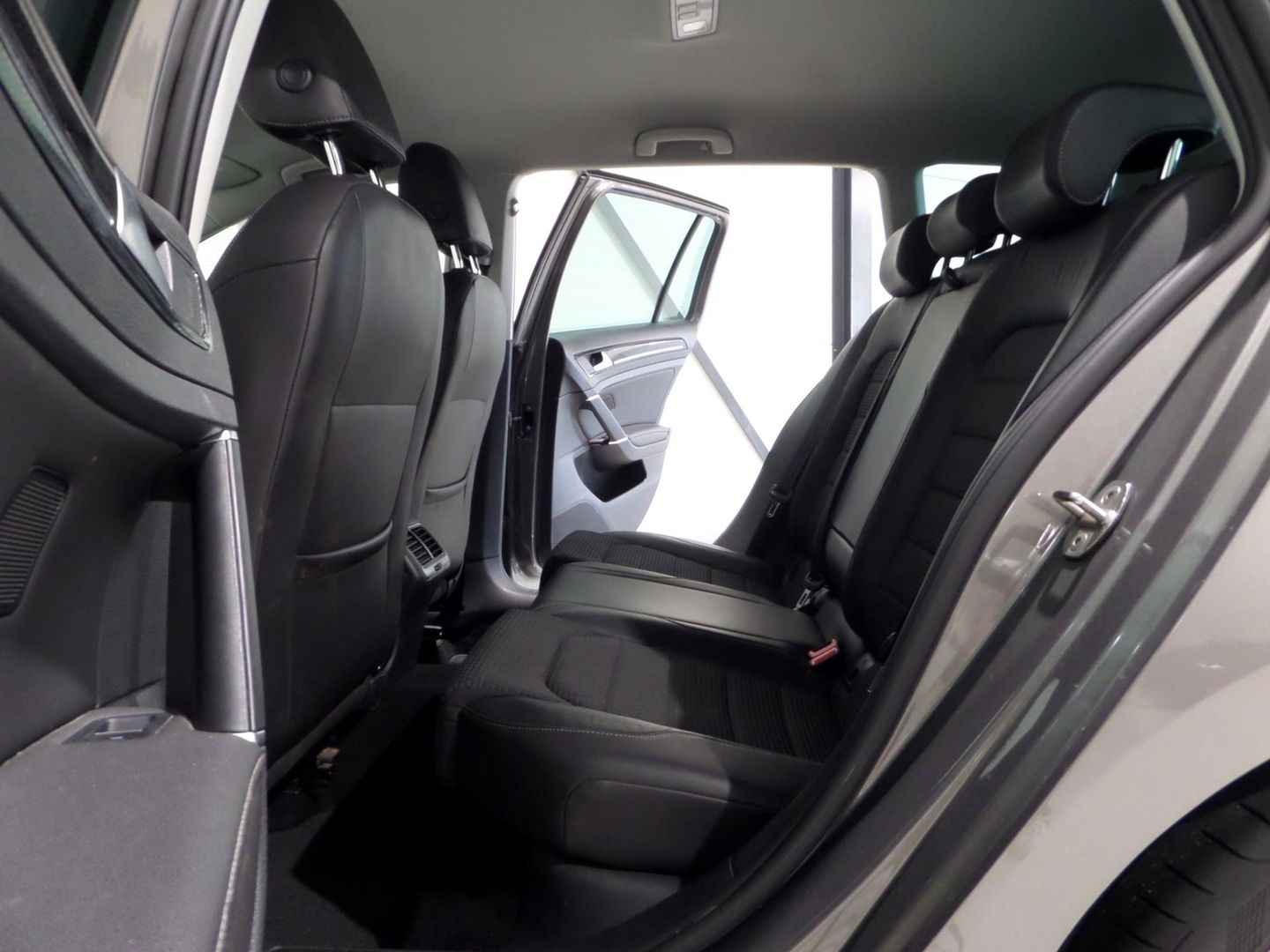 Volkswagen GOLF Variant 1.2 TSI Business Edition Connected R-Line "Origineel NL!" 1e eigenaar! Xenon-LED Apple-Carplay Trekhaak