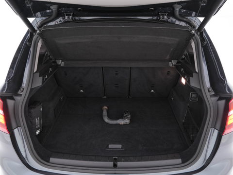 BMW 2 Serie Active Tourer 216d Centennial Executive Sport-line *PANO | FULL-LED | NAVI-FULLMAP | SPORT-SEATS | KEYLESS | ECC | PDC | CRUISE | PRIVACY-GLASS | TOWBAR | 17''ALU*