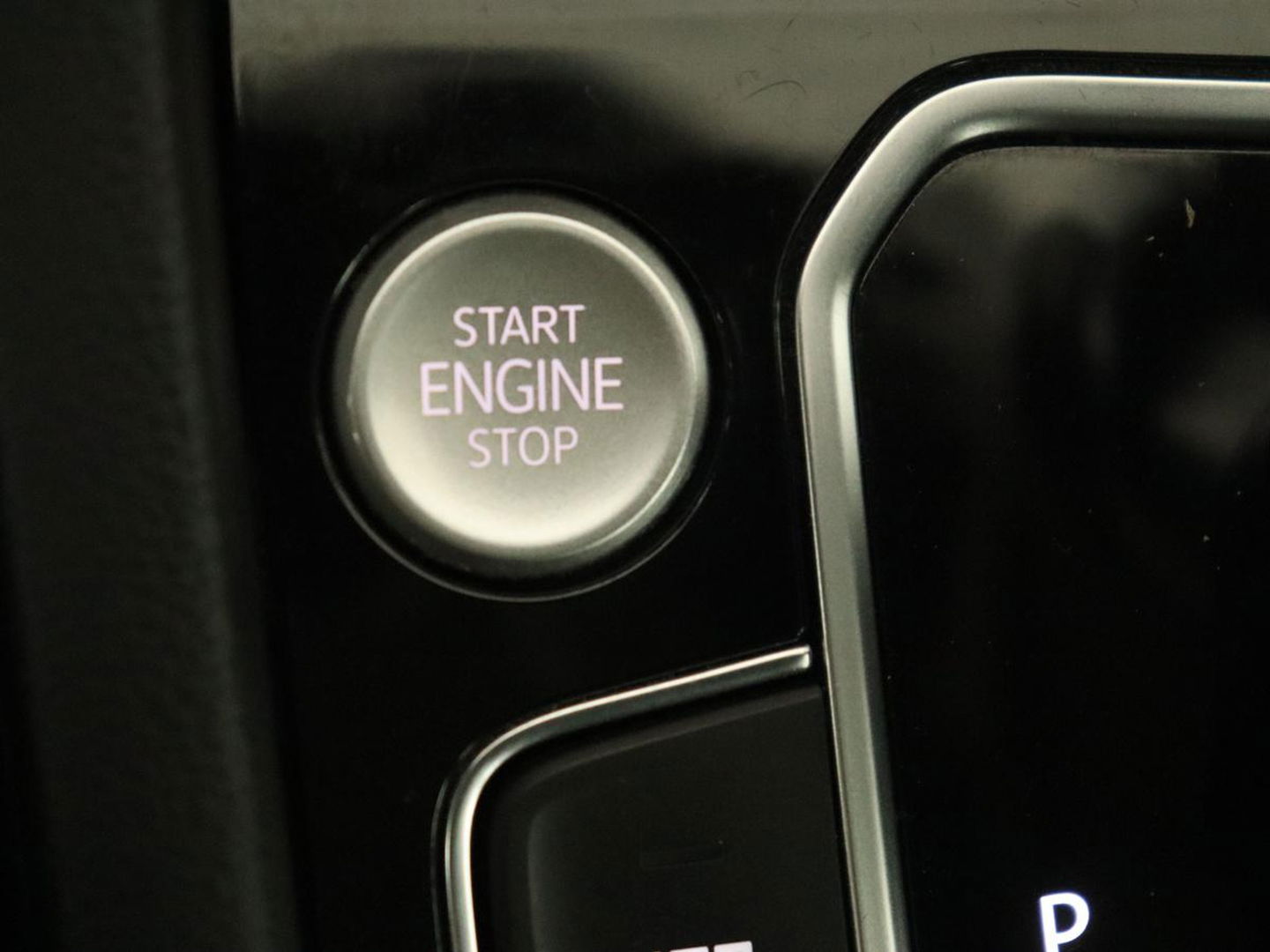 Volkswagen Passat 1.4 TSI PHEV GTE | Trekhaak | Stoelverwarming | Massage | Camera | Adaptive cruise | Carplay | Navigatie | Side Assist | Matrix LED | Plug In