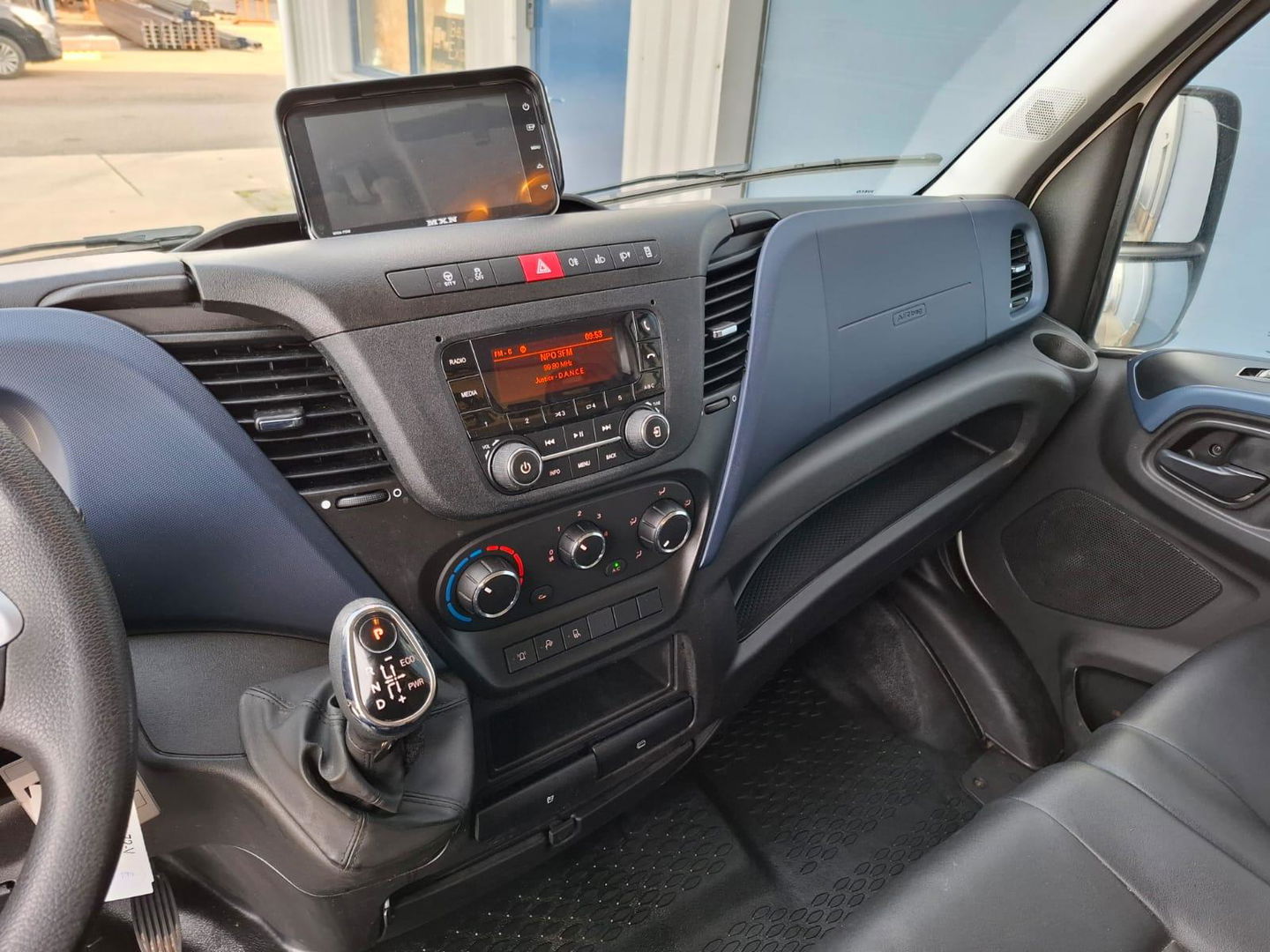 Iveco Daily 35S14NV 2.3 410L H3 PICK-UP / LAADKLEP / AARDGAS / AIRCO / CRUISE CONTROLE / TREKHAAK