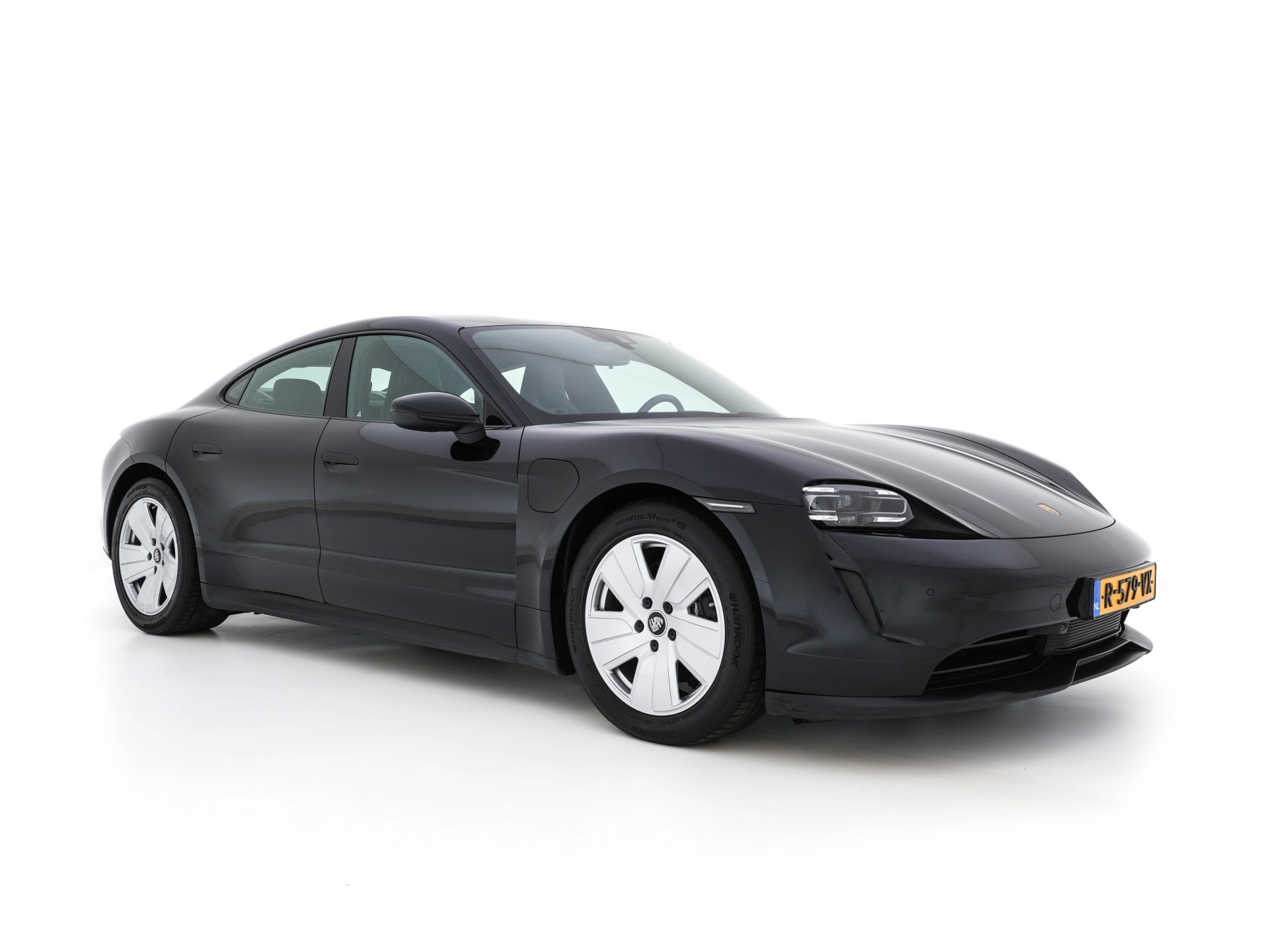 Porsche Taycan 79 kWh [3-Fase] {SOH-100%} (INCL-BTW) *LUXURY-LEATHER | FULL-LED | DIGI-COCKPIT | NAVI-FULLMAP | SPORTSEATS | ECC | CARPLAY | PDC | CRUISE | DAB | 19''ALU*