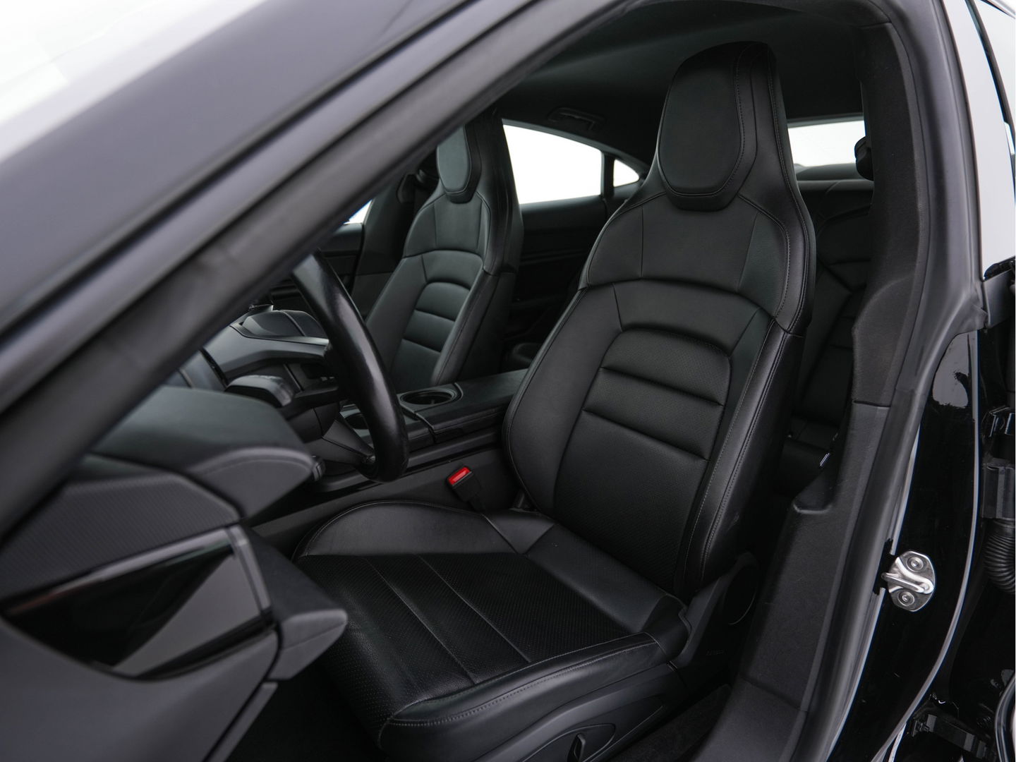 Porsche Taycan 79 kWh [3-Fase] {SOH-100%} (INCL-BTW) *LUXURY-LEATHER | FULL-LED | DIGI-COCKPIT | NAVI-FULLMAP | SPORTSEATS | ECC | CARPLAY | PDC | CRUISE | DAB | 19''ALU*
