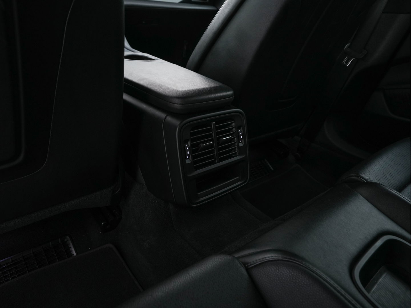 Porsche Taycan 79 kWh [3-Fase] {SOH-100%} (INCL-BTW) *LUXURY-LEATHER | FULL-LED | DIGI-COCKPIT | NAVI-FULLMAP | SPORTSEATS | ECC | CARPLAY | PDC | CRUISE | DAB | 19''ALU*