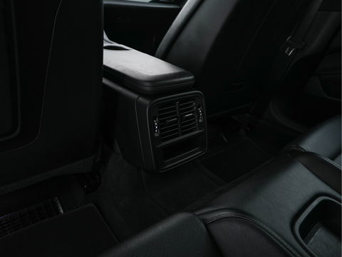 Porsche Taycan 79 kWh [3-Fase] {SOH-100%} (INCL-BTW) *LUXURY-LEATHER | FULL-LED | DIGI-COCKPIT | NAVI-FULLMAP | SPORTSEATS | ECC | CARPLAY | PDC | CRUISE | DAB | 19''ALU*