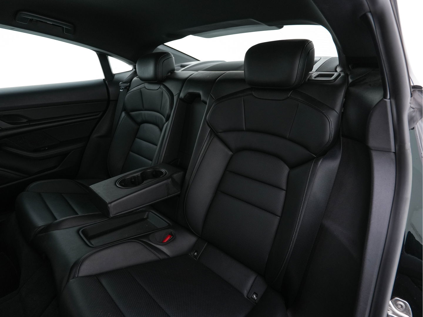Porsche Taycan 79 kWh [3-Fase] {SOH-100%} (INCL-BTW) *LUXURY-LEATHER | FULL-LED | DIGI-COCKPIT | NAVI-FULLMAP | SPORTSEATS | ECC | CARPLAY | PDC | CRUISE | DAB | 19''ALU*