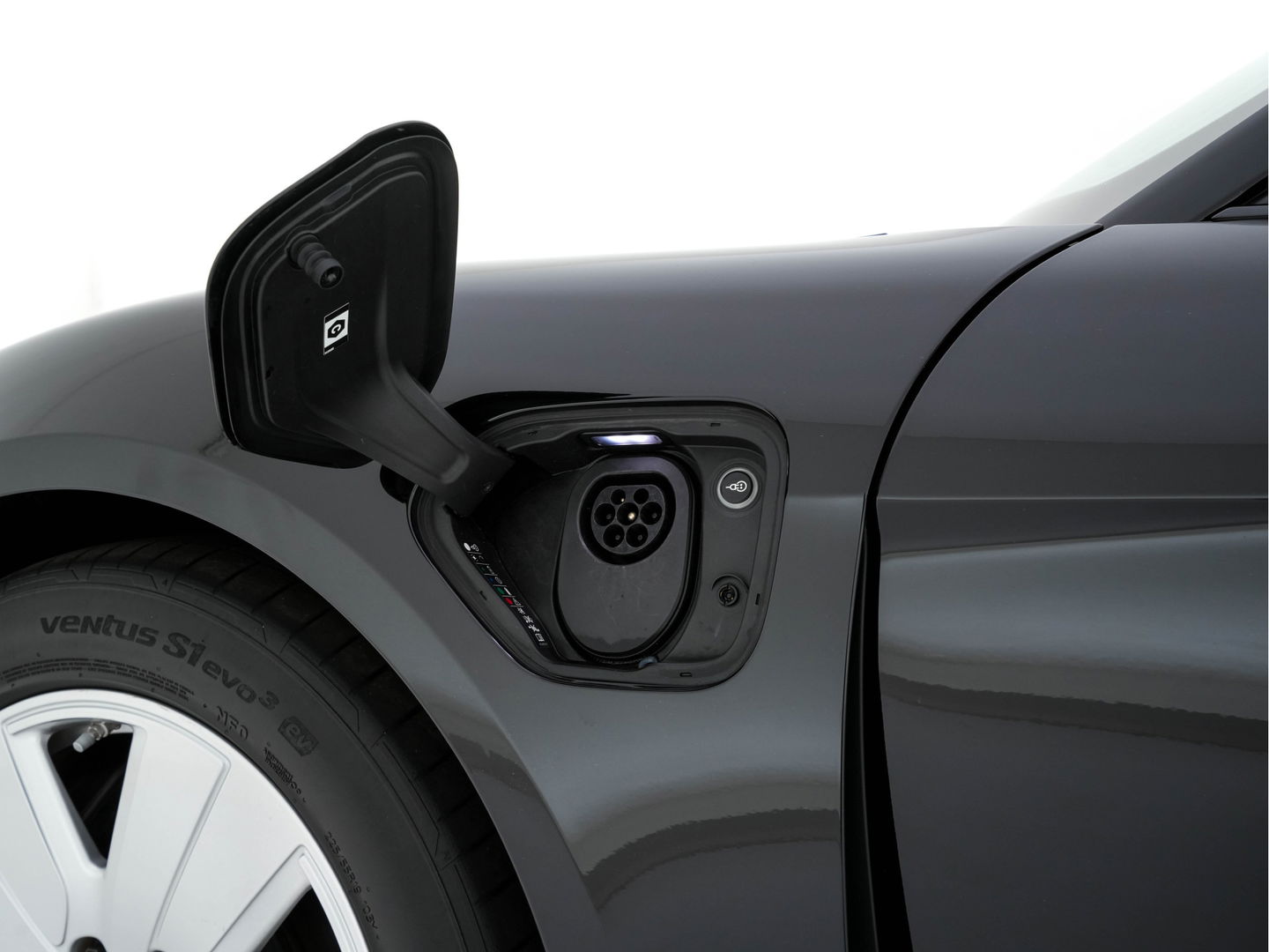 Porsche Taycan 79 kWh [3-Fase] {SOH-100%} (INCL-BTW) *LUXURY-LEATHER | FULL-LED | DIGI-COCKPIT | NAVI-FULLMAP | SPORTSEATS | ECC | CARPLAY | PDC | CRUISE | DAB | 19''ALU*