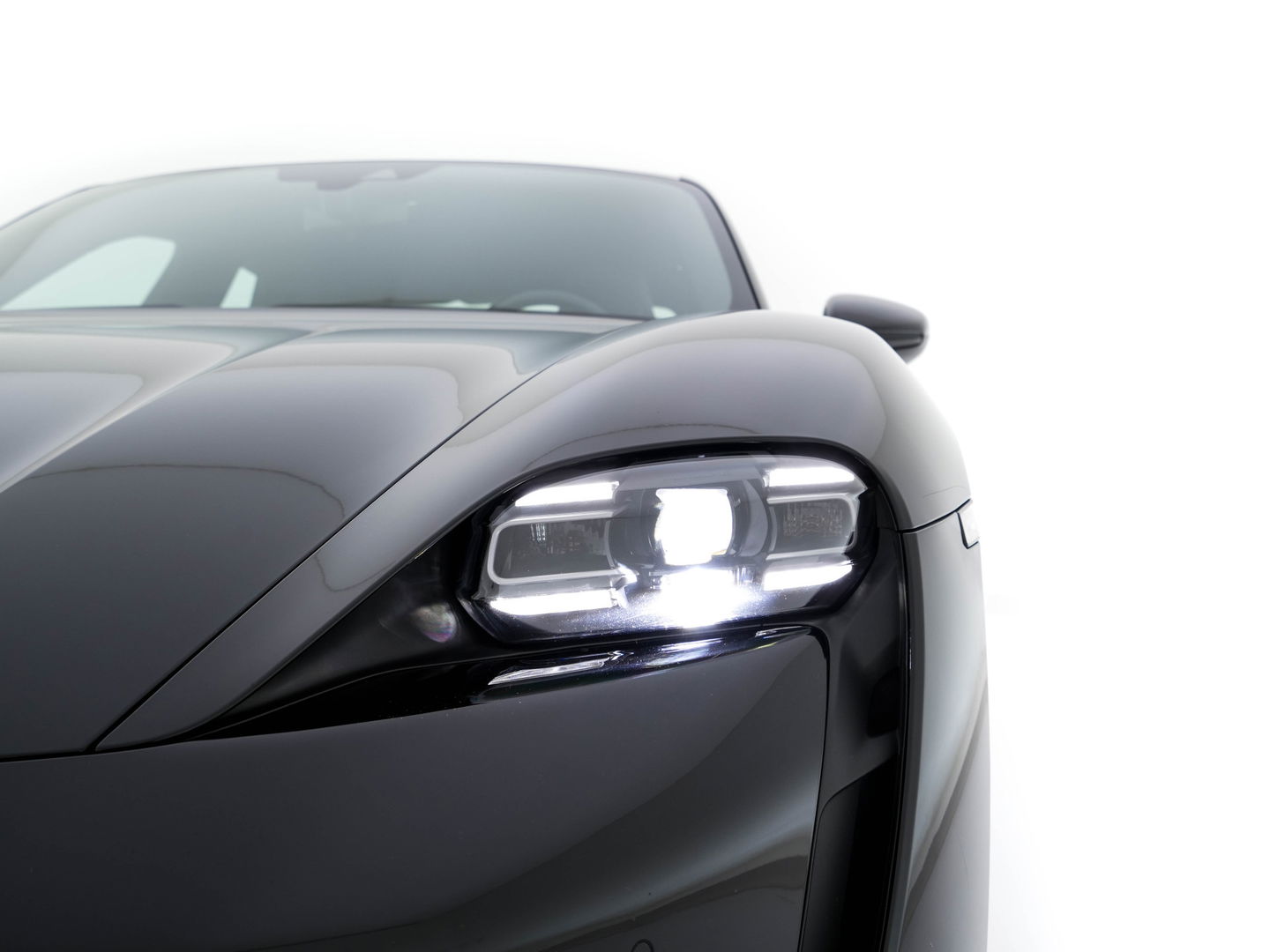 Porsche Taycan 79 kWh [3-Fase] {SOH-100%} (INCL-BTW) *LUXURY-LEATHER | FULL-LED | DIGI-COCKPIT | NAVI-FULLMAP | SPORTSEATS | ECC | CARPLAY | PDC | CRUISE | DAB | 19''ALU*