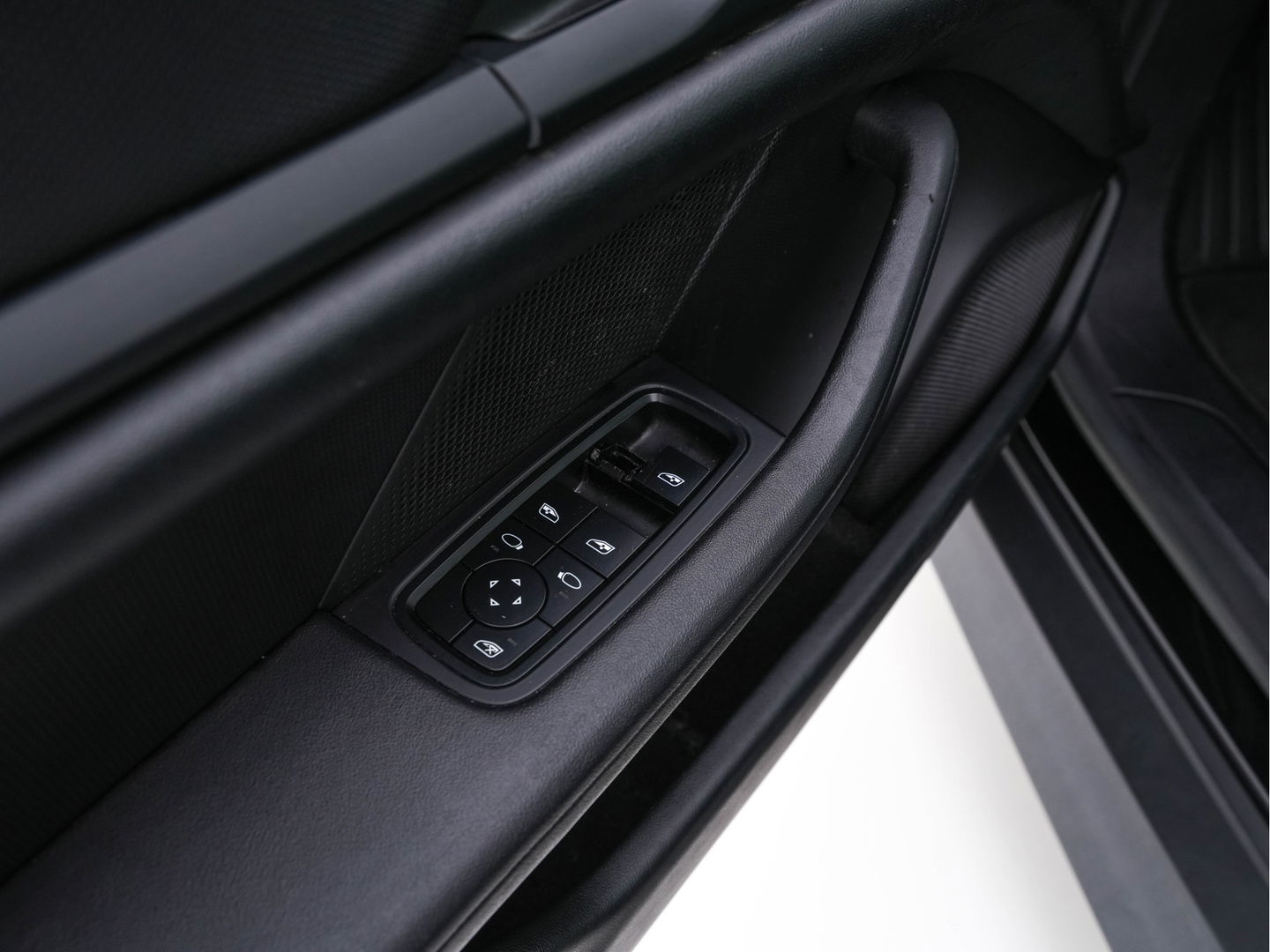 Porsche Taycan 79 kWh [3-Fase] {SOH-100%} (INCL-BTW) *LUXURY-LEATHER | FULL-LED | DIGI-COCKPIT | NAVI-FULLMAP | SPORTSEATS | ECC | CARPLAY | PDC | CRUISE | DAB | 19''ALU*