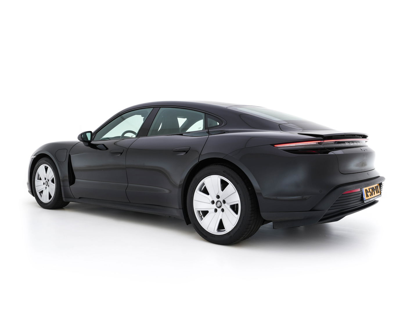 Porsche Taycan 79 kWh [3-Fase] {SOH-100%} (INCL-BTW) *LUXURY-LEATHER | FULL-LED | DIGI-COCKPIT | NAVI-FULLMAP | SPORTSEATS | ECC | CARPLAY | PDC | CRUISE | DAB | 19''ALU*