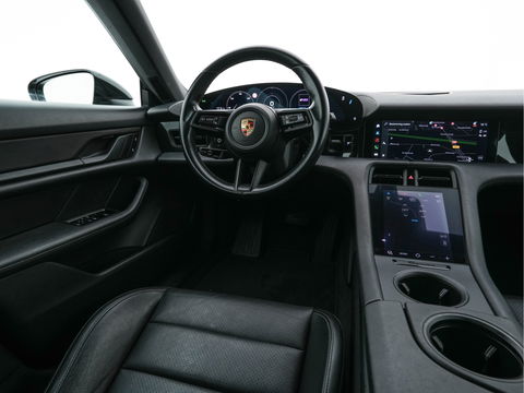 Porsche Taycan 79 kWh [3-Fase] {SOH-100%} (INCL-BTW) *LUXURY-LEATHER | FULL-LED | DIGI-COCKPIT | NAVI-FULLMAP | SPORTSEATS | ECC | CARPLAY | PDC | CRUISE | DAB | 19''ALU*