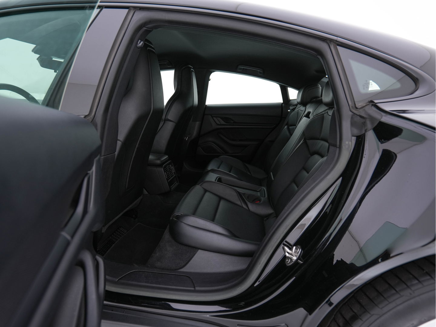 Porsche Taycan 79 kWh [3-Fase] {SOH-100%} (INCL-BTW) *LUXURY-LEATHER | FULL-LED | DIGI-COCKPIT | NAVI-FULLMAP | SPORTSEATS | ECC | CARPLAY | PDC | CRUISE | DAB | 19''ALU*