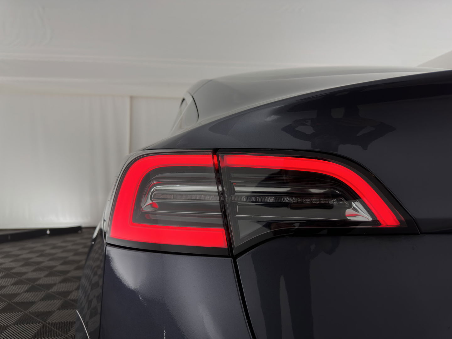 Tesla Model 3 Long Range AWD 75 kWh [ 3-Fase ] {SOH-89%} (INCL-BTW) Aut. *PANO | AUTO-PILOT | LUXURY-LEATHER | KEYLESS | FULL-LED | MEMORY-PACK | SURROUND-VIEW | DAB | CARPLAY | DIGI-COCKPIT | LANE-ASSIST | COMFORT-SEATS | TOWBAR | 18"ALU*