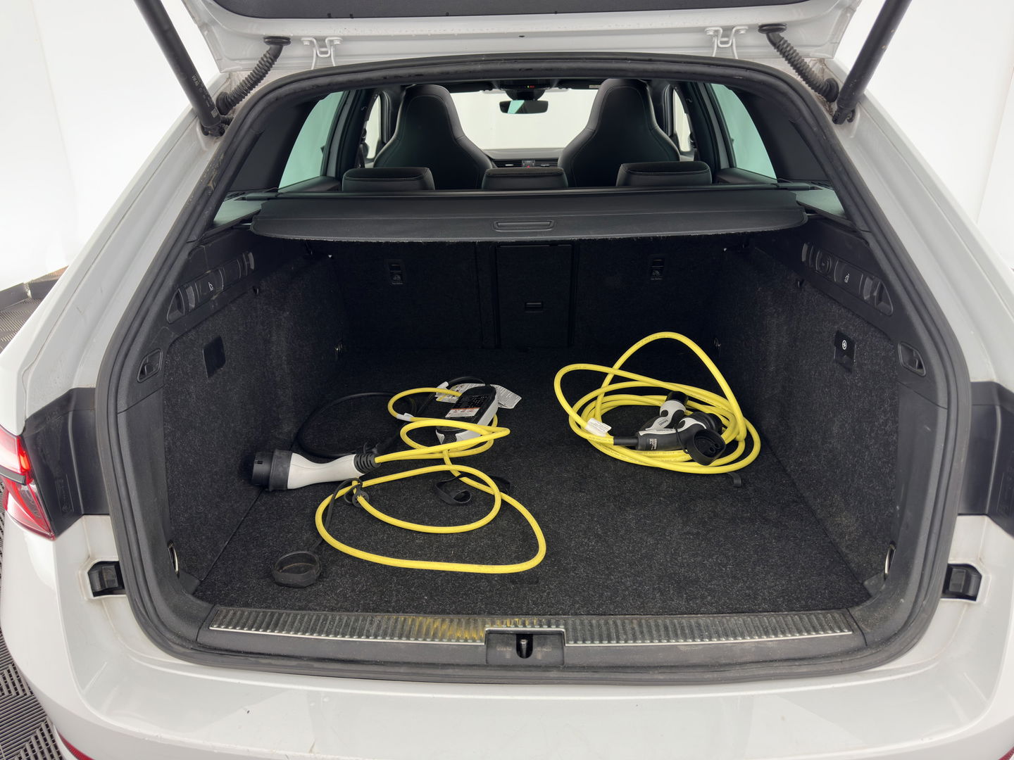 Škoda Superb Combi 1.4 TSI iV Plug-In Sportline Business {SOH-93%} (INCL-BTW) Aut. *PANO | LEATHER-ALCANTARA | FULL-LED | DIGI-COCKPIT | CANTON-SOUND | AMBIENT-LIGHT | CAMERA | NAVI-FULLMAP | DAB+ | KEYLESS | HEATED-SPORTSEATS | PRIVACY-GLASS | ECC | 19"ALU*