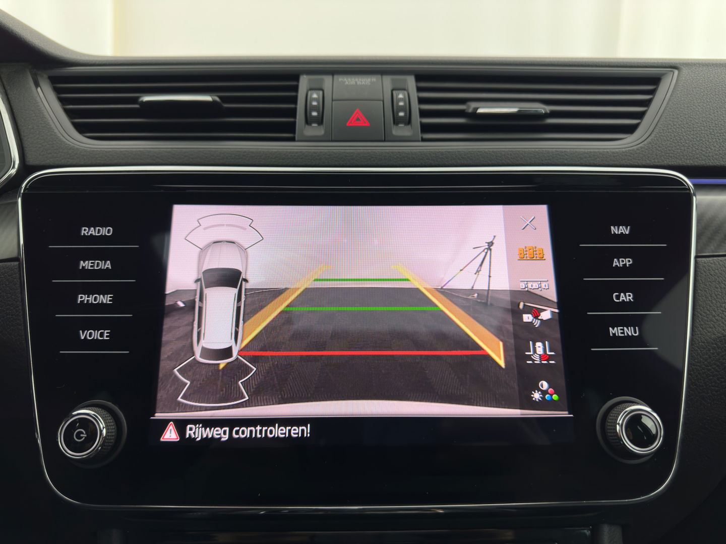 Škoda Superb Combi 1.4 TSI iV Plug-In Sportline Business {SOH-93%} (INCL-BTW) Aut. *PANO | LEATHER-ALCANTARA | FULL-LED | DIGI-COCKPIT | CANTON-SOUND | AMBIENT-LIGHT | CAMERA | NAVI-FULLMAP | DAB+ | KEYLESS | HEATED-SPORTSEATS | PRIVACY-GLASS | ECC | 19"ALU*