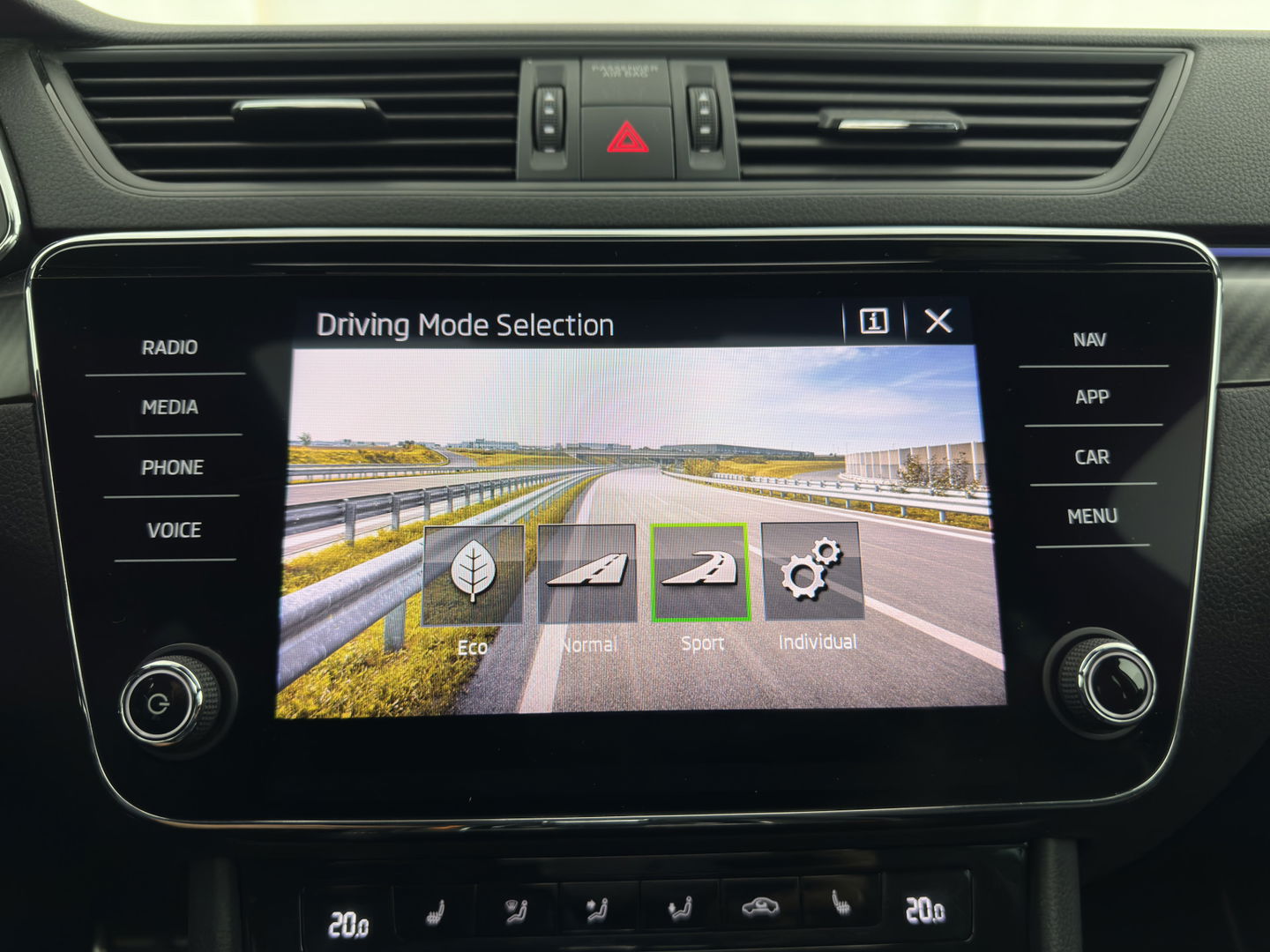 Škoda Superb Combi 1.4 TSI iV Plug-In Sportline Business {SOH-93%} (INCL-BTW) Aut. *PANO | LEATHER-ALCANTARA | FULL-LED | DIGI-COCKPIT | CANTON-SOUND | AMBIENT-LIGHT | CAMERA | NAVI-FULLMAP | DAB+ | KEYLESS | HEATED-SPORTSEATS | PRIVACY-GLASS | ECC | 19"ALU*