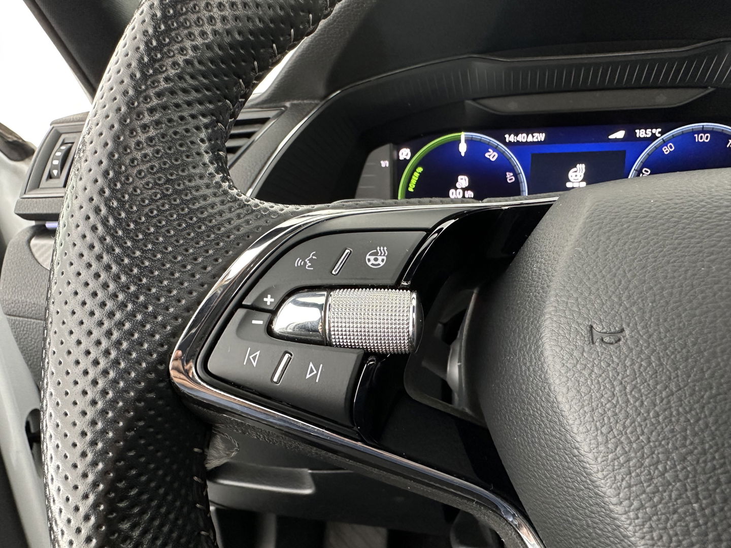 Škoda Superb Combi 1.4 TSI iV Plug-In Sportline Business {SOH-93%} (INCL-BTW) Aut. *PANO | LEATHER-ALCANTARA | FULL-LED | DIGI-COCKPIT | CANTON-SOUND | AMBIENT-LIGHT | CAMERA | NAVI-FULLMAP | DAB+ | KEYLESS | HEATED-SPORTSEATS | PRIVACY-GLASS | ECC | 19"ALU*