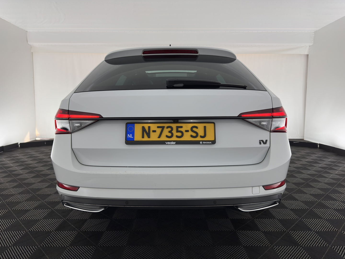 Škoda Superb Combi 1.4 TSI iV Plug-In Sportline Business {SOH-93%} (INCL-BTW) Aut. *PANO | LEATHER-ALCANTARA | FULL-LED | DIGI-COCKPIT | CANTON-SOUND | AMBIENT-LIGHT | CAMERA | NAVI-FULLMAP | DAB+ | KEYLESS | HEATED-SPORTSEATS | PRIVACY-GLASS | ECC | 19"ALU*