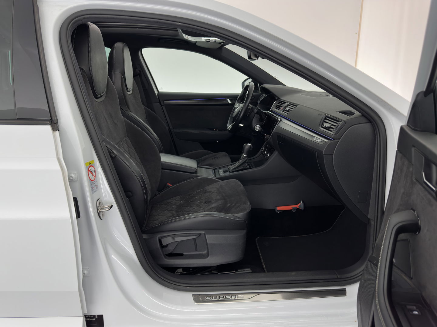Škoda Superb Combi 1.4 TSI iV Plug-In Sportline Business {SOH-93%} (INCL-BTW) Aut. *PANO | LEATHER-ALCANTARA | FULL-LED | DIGI-COCKPIT | CANTON-SOUND | AMBIENT-LIGHT | CAMERA | NAVI-FULLMAP | DAB+ | KEYLESS | HEATED-SPORTSEATS | PRIVACY-GLASS | ECC | 19"ALU*