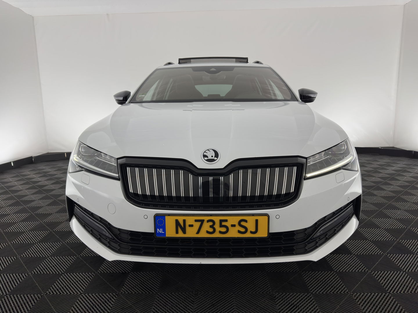 Škoda Superb Combi 1.4 TSI iV Plug-In Sportline Business {SOH-93%} (INCL-BTW) Aut. *PANO | LEATHER-ALCANTARA | FULL-LED | DIGI-COCKPIT | CANTON-SOUND | AMBIENT-LIGHT | CAMERA | NAVI-FULLMAP | DAB+ | KEYLESS | HEATED-SPORTSEATS | PRIVACY-GLASS | ECC | 19"ALU*