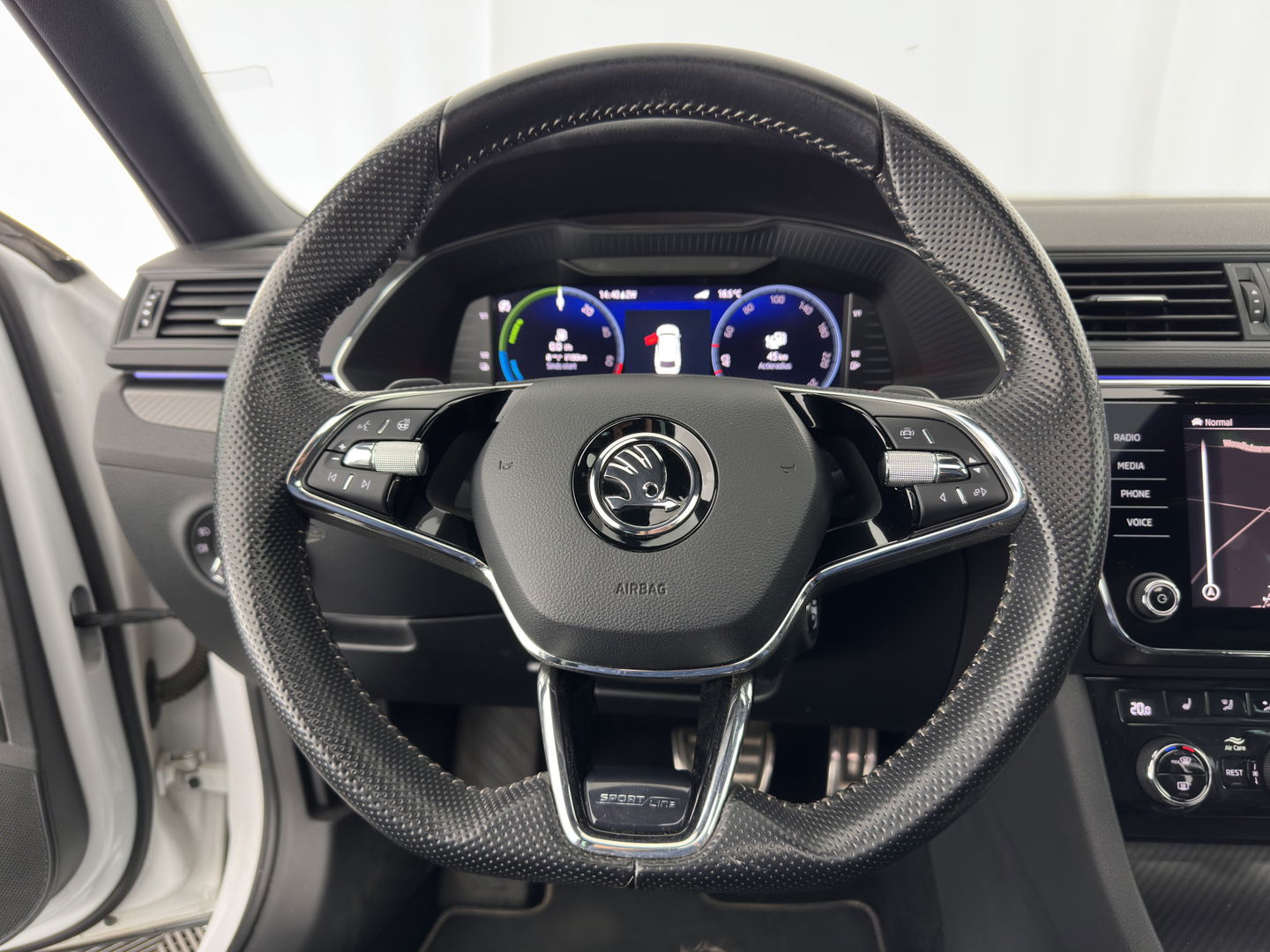 Škoda Superb Combi 1.4 TSI iV Plug-In Sportline Business {SOH-93%} (INCL-BTW) Aut. *PANO | LEATHER-ALCANTARA | FULL-LED | DIGI-COCKPIT | CANTON-SOUND | AMBIENT-LIGHT | CAMERA | NAVI-FULLMAP | DAB+ | KEYLESS | HEATED-SPORTSEATS | PRIVACY-GLASS | ECC | 19"ALU*