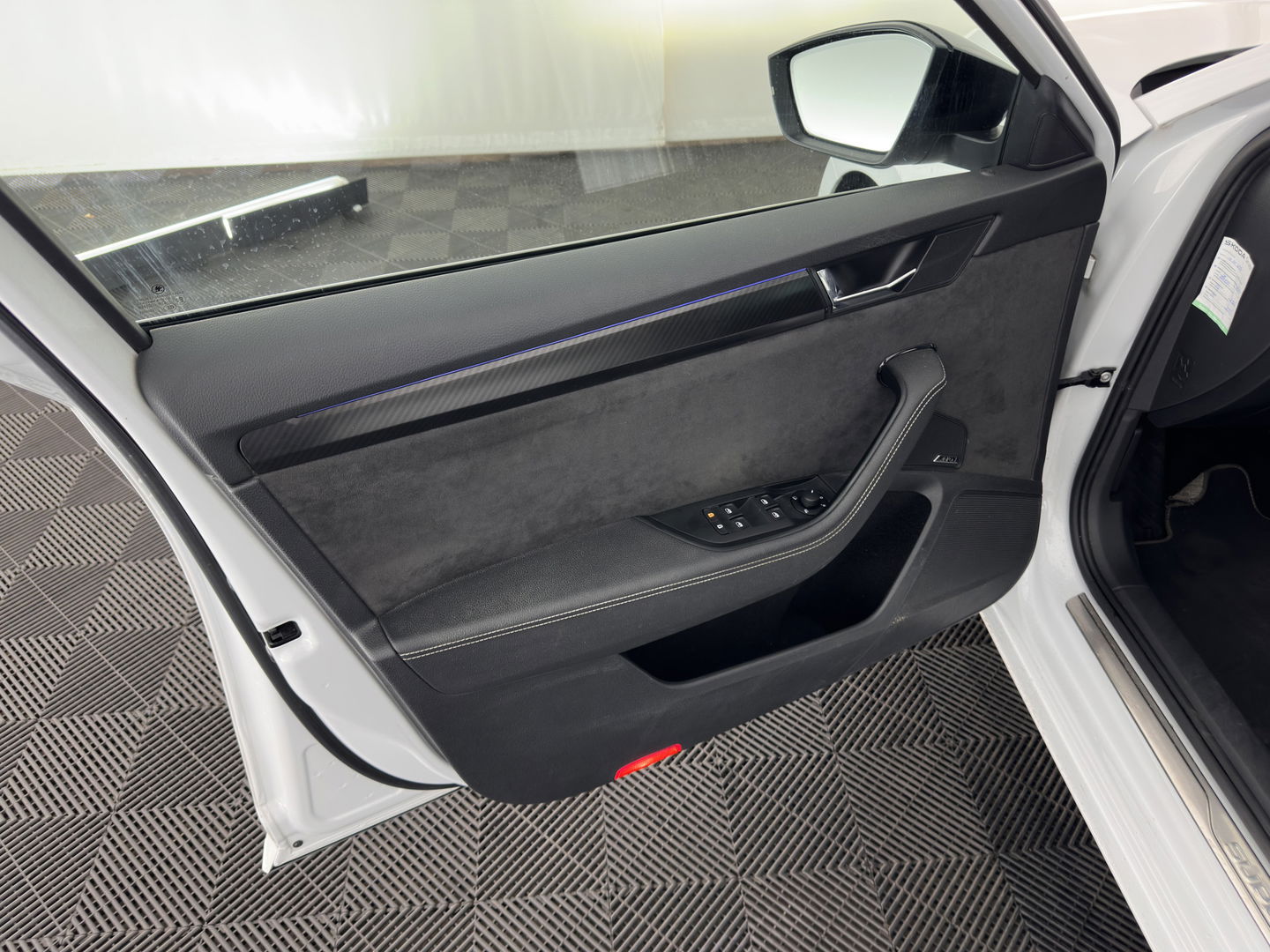 Škoda Superb Combi 1.4 TSI iV Plug-In Sportline Business {SOH-93%} (INCL-BTW) Aut. *PANO | LEATHER-ALCANTARA | FULL-LED | DIGI-COCKPIT | CANTON-SOUND | AMBIENT-LIGHT | CAMERA | NAVI-FULLMAP | DAB+ | KEYLESS | HEATED-SPORTSEATS | PRIVACY-GLASS | ECC | 19"ALU*