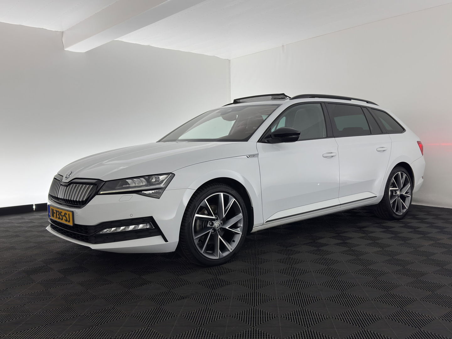 Škoda Superb Combi 1.4 TSI iV Plug-In Sportline Business {SOH-93%} (INCL-BTW) Aut. *PANO | LEATHER-ALCANTARA | FULL-LED | DIGI-COCKPIT | CANTON-SOUND | AMBIENT-LIGHT | CAMERA | NAVI-FULLMAP | DAB+ | KEYLESS | HEATED-SPORTSEATS | PRIVACY-GLASS | ECC | 19"ALU*