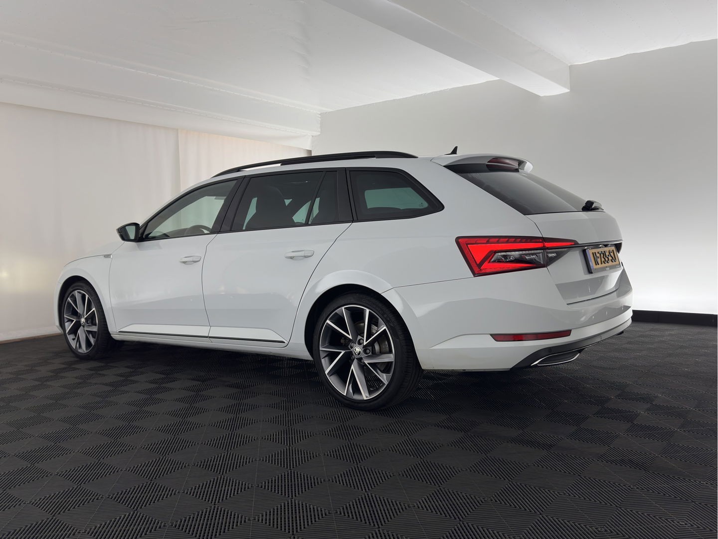 Škoda Superb Combi 1.4 TSI iV Plug-In Sportline Business {SOH-93%} (INCL-BTW) Aut. *PANO | LEATHER-ALCANTARA | FULL-LED | DIGI-COCKPIT | CANTON-SOUND | AMBIENT-LIGHT | CAMERA | NAVI-FULLMAP | DAB+ | KEYLESS | HEATED-SPORTSEATS | PRIVACY-GLASS | ECC | 19"ALU*
