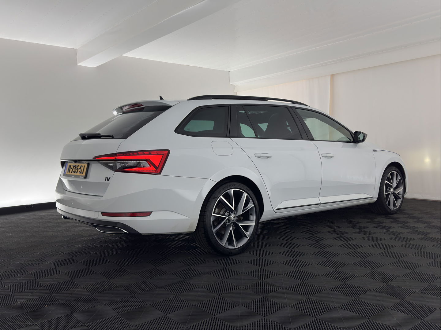 Škoda Superb Combi 1.4 TSI iV Plug-In Sportline Business {SOH-93%} (INCL-BTW) Aut. *PANO | LEATHER-ALCANTARA | FULL-LED | DIGI-COCKPIT | CANTON-SOUND | AMBIENT-LIGHT | CAMERA | NAVI-FULLMAP | DAB+ | KEYLESS | HEATED-SPORTSEATS | PRIVACY-GLASS | ECC | 19"ALU*