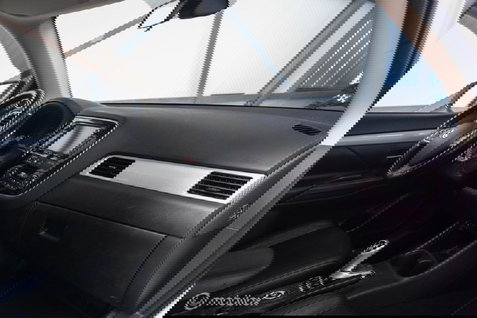 Mitsubishi Outlander 2.0 PHEV Instyle+ | Schuifdak | trekhaak | Leder | NL auto NAP | Rijklaarprijs | Nieuwe APK |