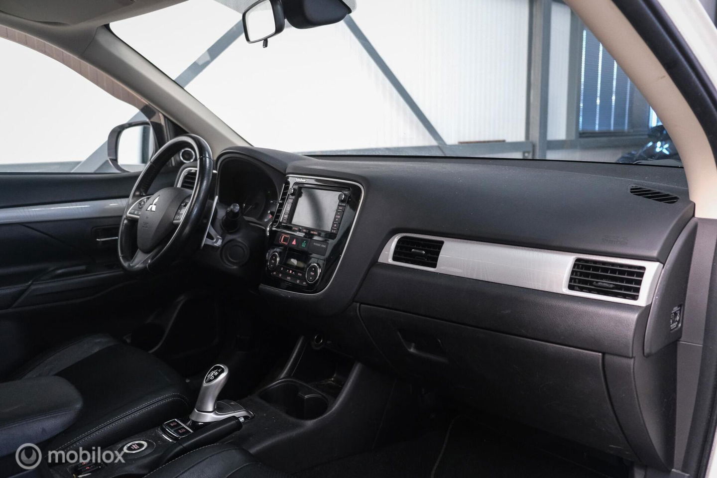 Mitsubishi Outlander 2.0 PHEV Instyle+ | Schuifdak | trekhaak | Leder | NL auto NAP | Rijklaarprijs | Nieuwe APK |